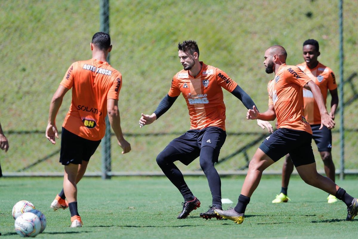 Jogadores praticam o 'rondo', com toques rpidos na bola, no treino