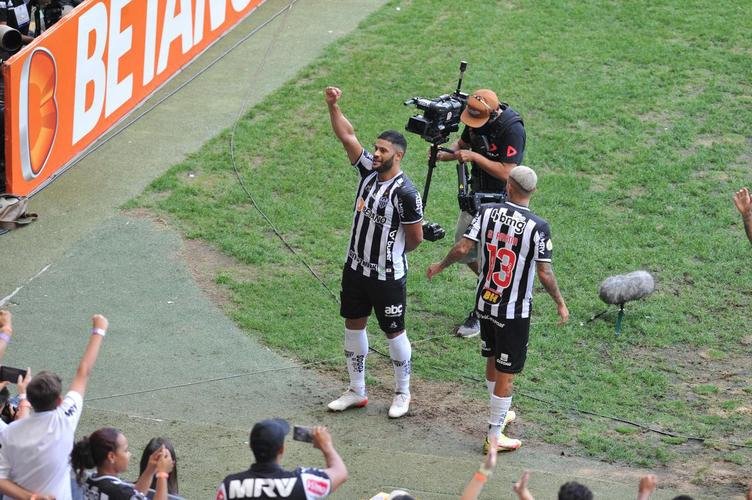 Hulk virou para o Atltico sobre o Fluminense em cobrana de falta perfeita no Mineiro: 2 a 1