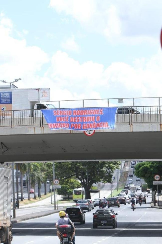 Faixas crticas  gesto de Ronaldo no Cruzeiro so estendidas em viaduto e passarela em dois pontos da avenida Antnio Carlos, em Belo Horizonte 