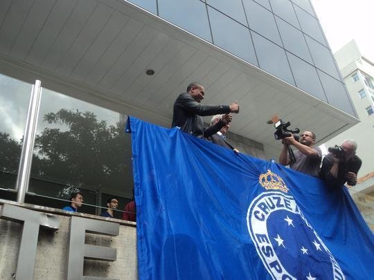 Novo reforo do Cruzeiro, Jlio Baptista foi recepcionado pelo presidente Gilvan de Pinho Tavares e acenou para torcedores da sacada da sede administrativa no Barro Preto