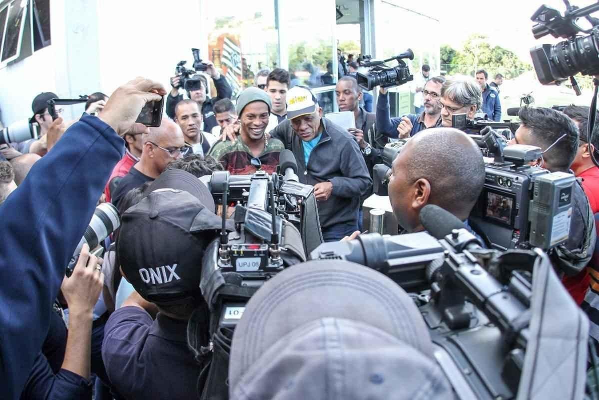 Ronaldinho Gacho se despediu dos jogadores e dos funcionrios do Atltico