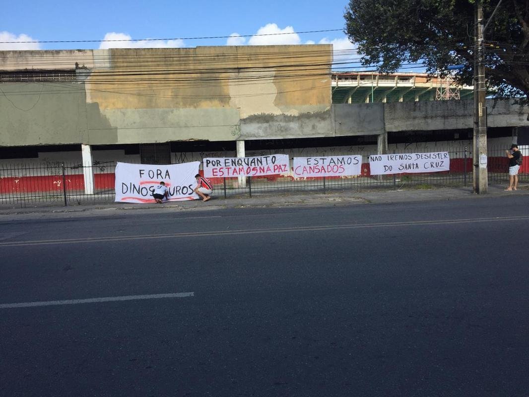 Enquanto a bola rolava para Ferroviário e Santa Cruz, neste domingo, grupo de torcedores se encontraram na sede do estádio do Arruda para protestar