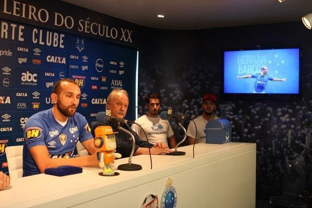 Atacante Barcos, o 'Pirata', vestiu a camisa 28 do Cruzeiro e falou sobre desejo de conquistar muitos ttulos