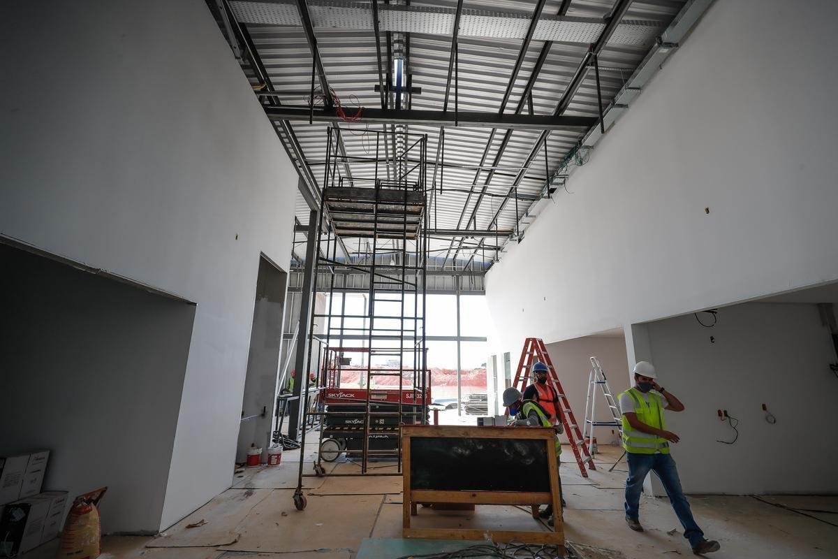 Ideia  mostrar a realidade das obras de construo do estdio do Galo
