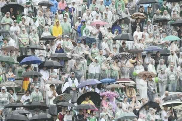 Brasileiros se despedem de jogadores, integrantes da comissão técnica e dirigentes da Chapecoense, além de jornalistas mortos na queda do avião do clube na Colômbia