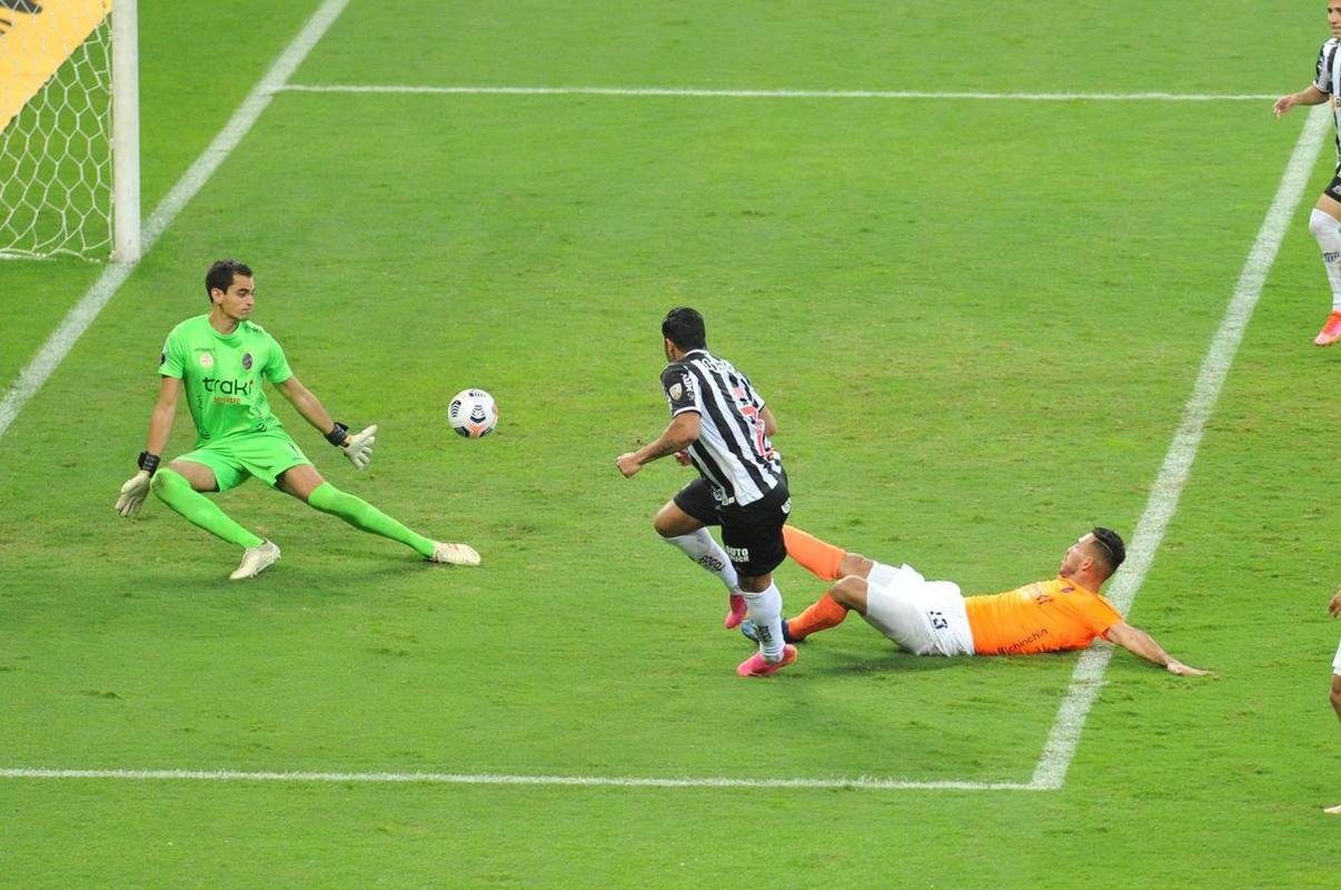 Fotos do gol de Hulk, do Atltico, sobre o La Guaira, no Mineiro, pela Libertadores