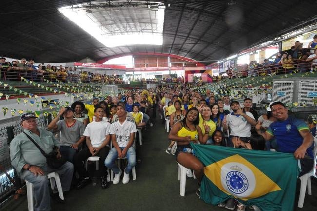 No Mercado Central, em BH, torcedores assistem ao jogo do Brasil contra a Sua pelo Grupo G da Copa do Mundo, no Catar