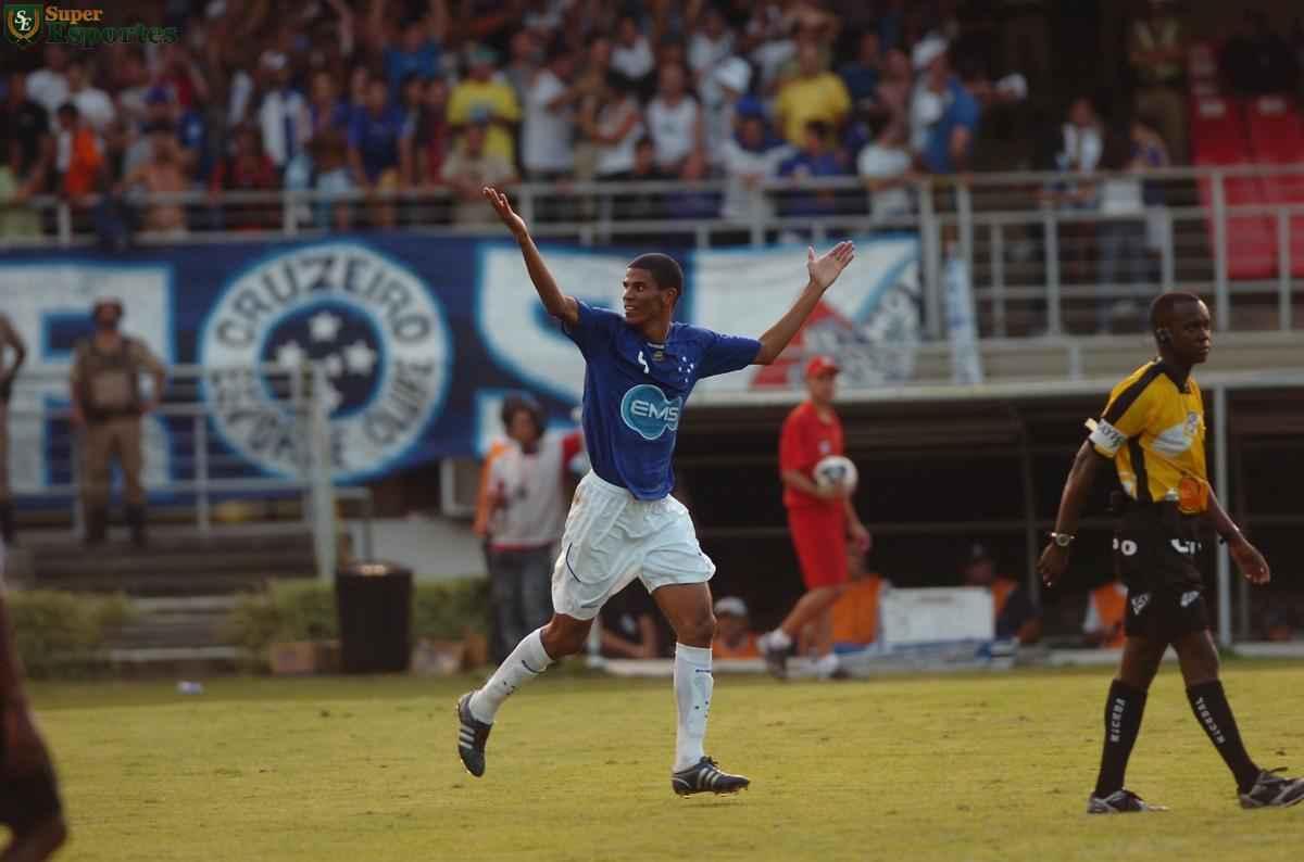 A diferena em relao  deciso do ano anterior era que a vantagem agora era do Galo. Mas a Raposa, ainda sob o comando de Adlson Batista, repetiu o placar do jogo de ida de 2008. O primeiro tempo teve apenas um gol, marcado por Klber j aos 39min. Na etapa final, Leonardo Silva e Jonathan, duas vezes cada, fizeram o time celeste repetir a maior goleada na histria dos clssicos no Gigante da Pampulha.