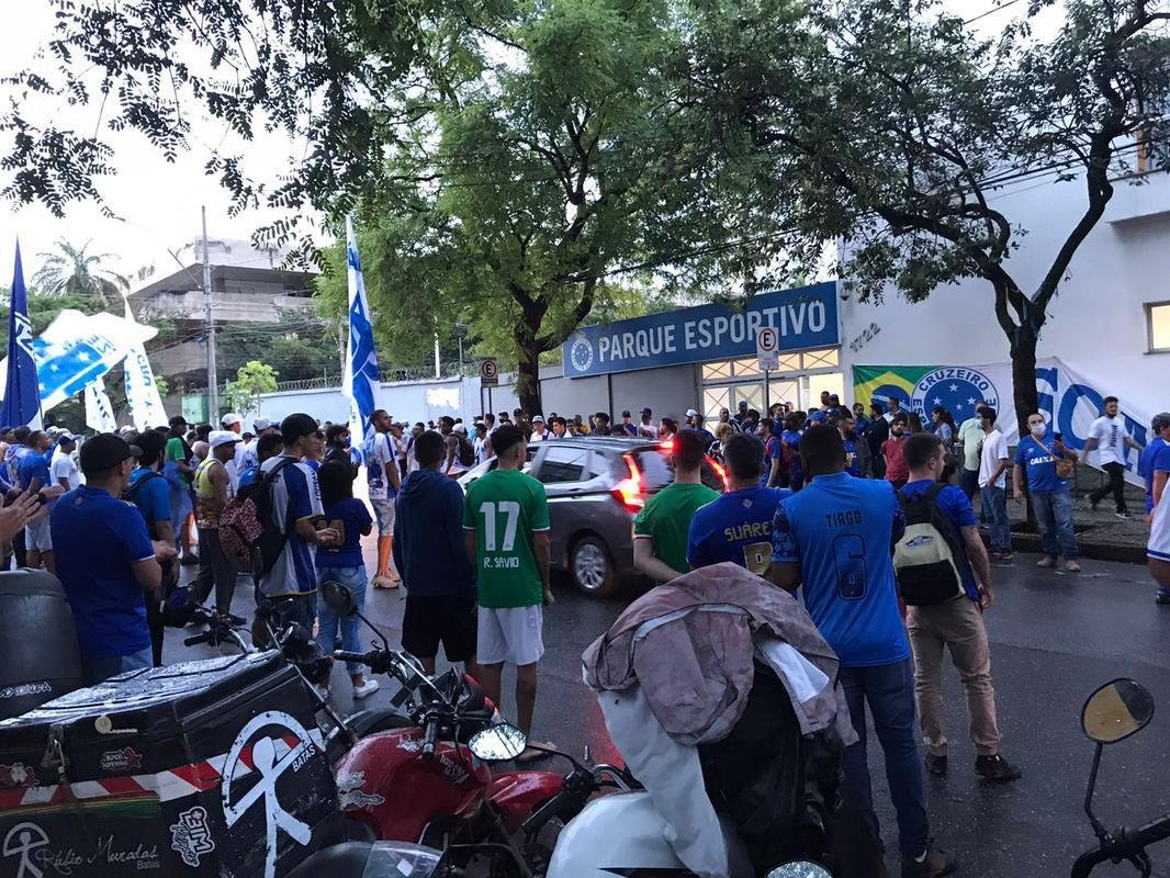 Torcida do Cruzeiro durante votao de mudana do Estatuto do clube. Assembleia geral autorizou venda de at 90% das aes da SAF para investidores. Houve festa dos cruzeirenses no Parque Esportivo do Barro Preto, em BH, devido  possibilidade de chegada de recursos para tornar futebol mais competitivo a partir de 2022.
