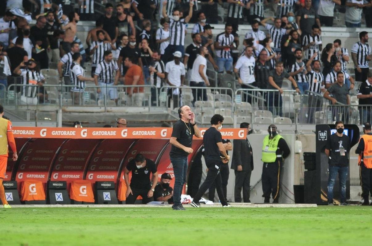 No segundo tempo, de cabea, Vargas abriu o placar para o Atltico no Mineiro: 1 a 0