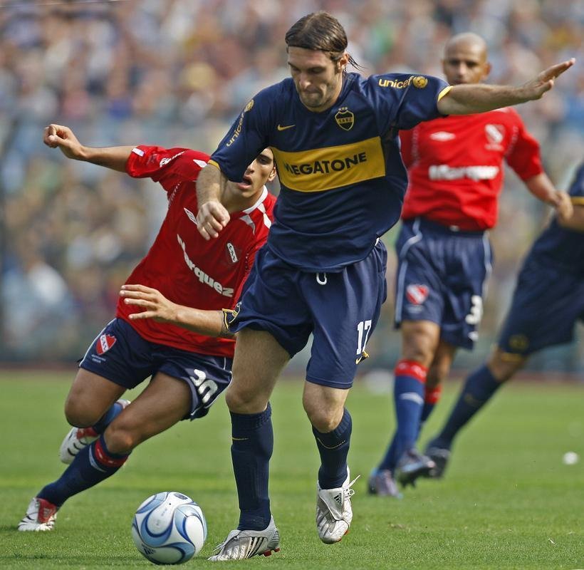 Boselli (22/05/1985) - substituiu Palermo na partida de volta, no Mineiro. Naquela noite de 7 de maio, acabou passando despercebido. No ano seguinte, porm, virou carrasco dos cruzeirenses ao fazer o segundo gol do Estudiantes pela deciso da Copa Libertadores de 2009, tambm no Gigante da Pampulha. Ele aproveitou o escanteio cobrado por Vern, subiu mais que o volante Henrique e finalizou firme de cabea. Em funo da conquista continental pela equipe de La Plata, Boselli teve oportunidades posteriores no futebol europeu, mas sem alcanar tanto destaque. Em 2013, acertou com o Len, do Mxico. Desde ento, o atacante marcou 127 gols em 210 partidas oficiais pela agremiao mexicana.