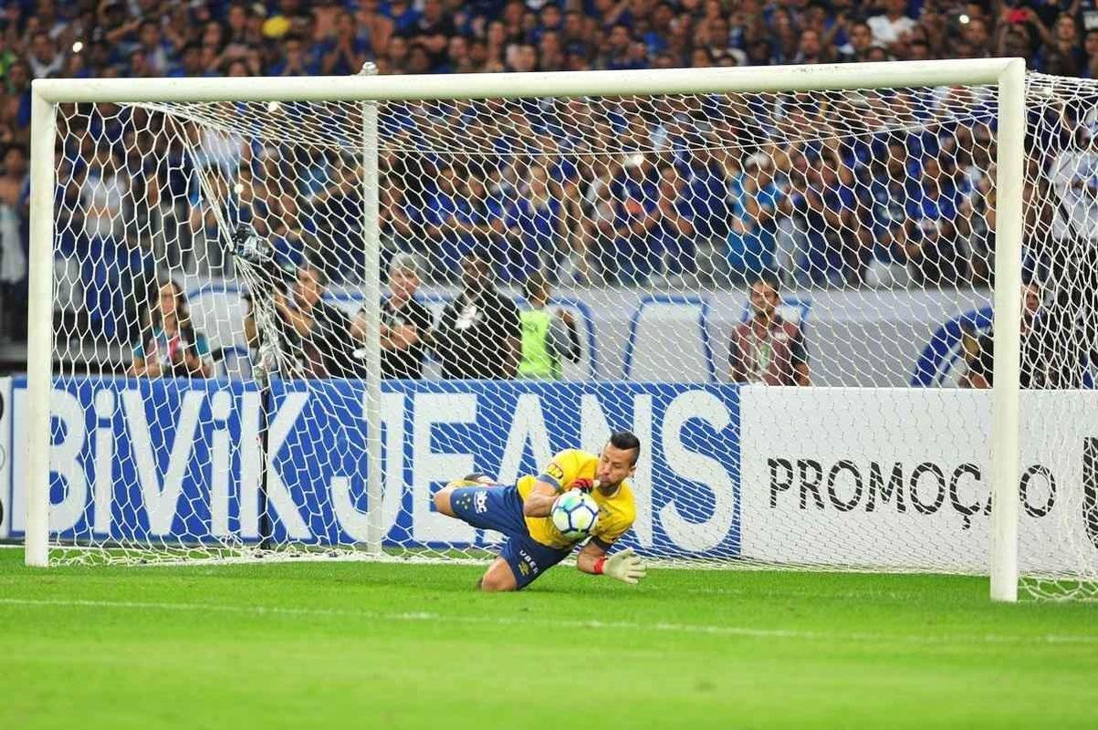 F�bio foi decisivo nos p�naltis contra o Santos, na Copa do Brasil de 2018. Ele fez tr�s defesas e colocou o Cruzeiro nas semifinais do torneio