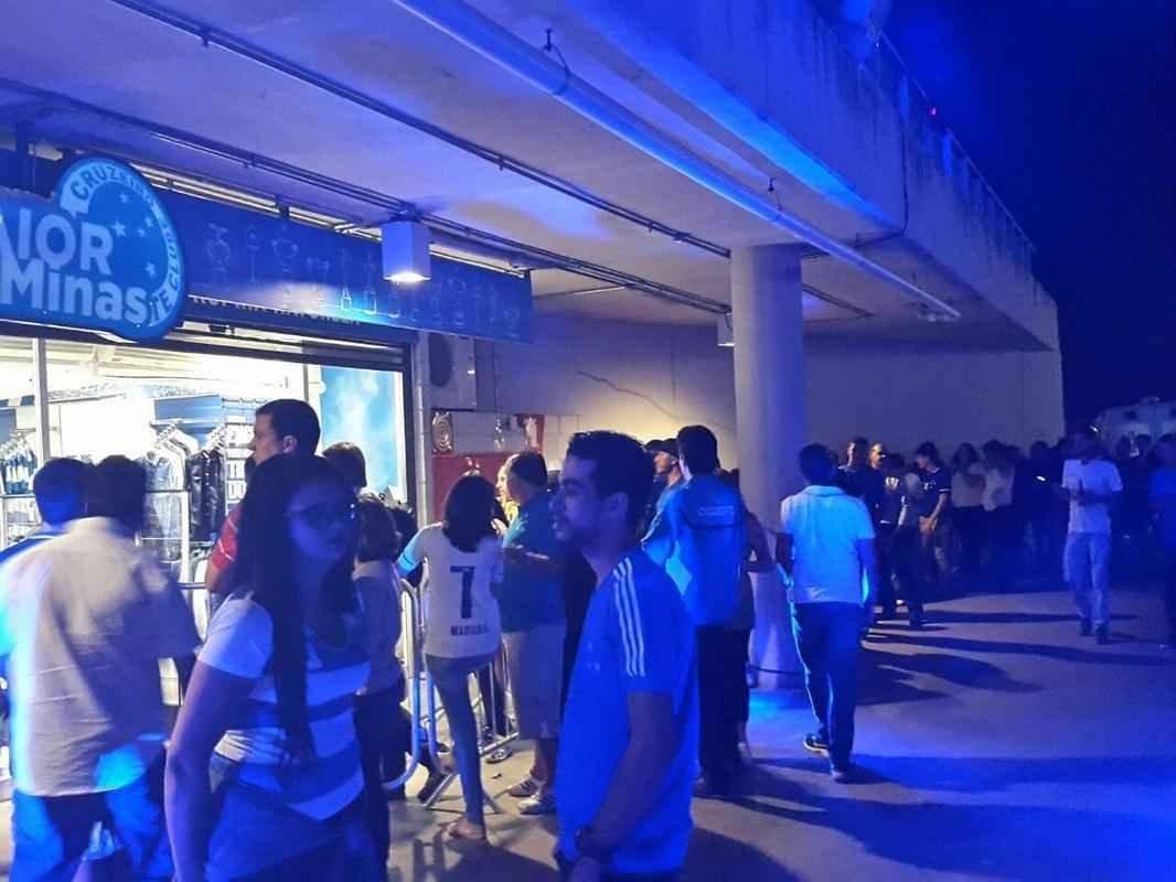 Imagens do lanamento do novo uniforme do Cruzeiro. Evento foi realizado na noite desta quinta-feira (12/05), na esplanada do Mineiro