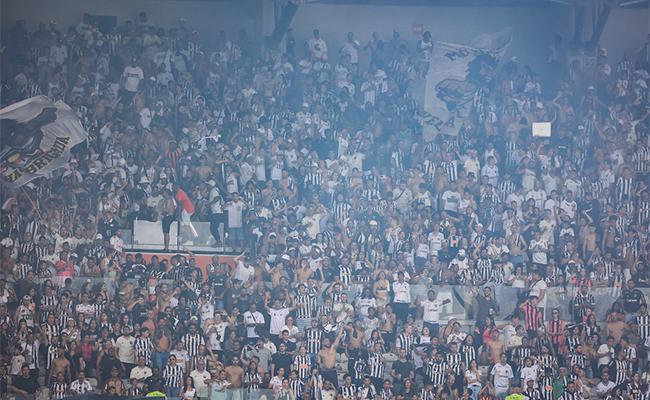 Torcida do Galo utilizou sinalizadores contra o Fluminense