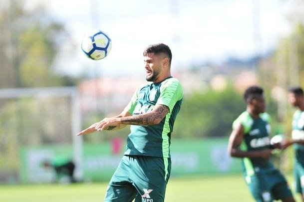 Técnico acompanhou treinamento regenerativo do elenco nesta segunda-feira