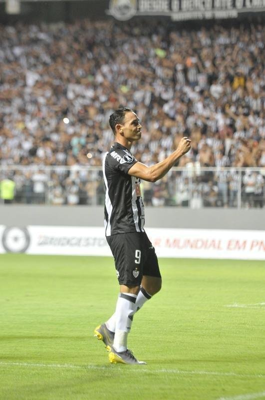 No primeiro tempo, Atltico abriu 3 a 1 no placar, com gols de Luan e Ricardo Oliveira (2)