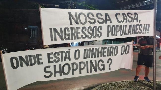 Torcedores do Atltico protestaram em frente  sede do clube nesta segunda-feira (21/11)