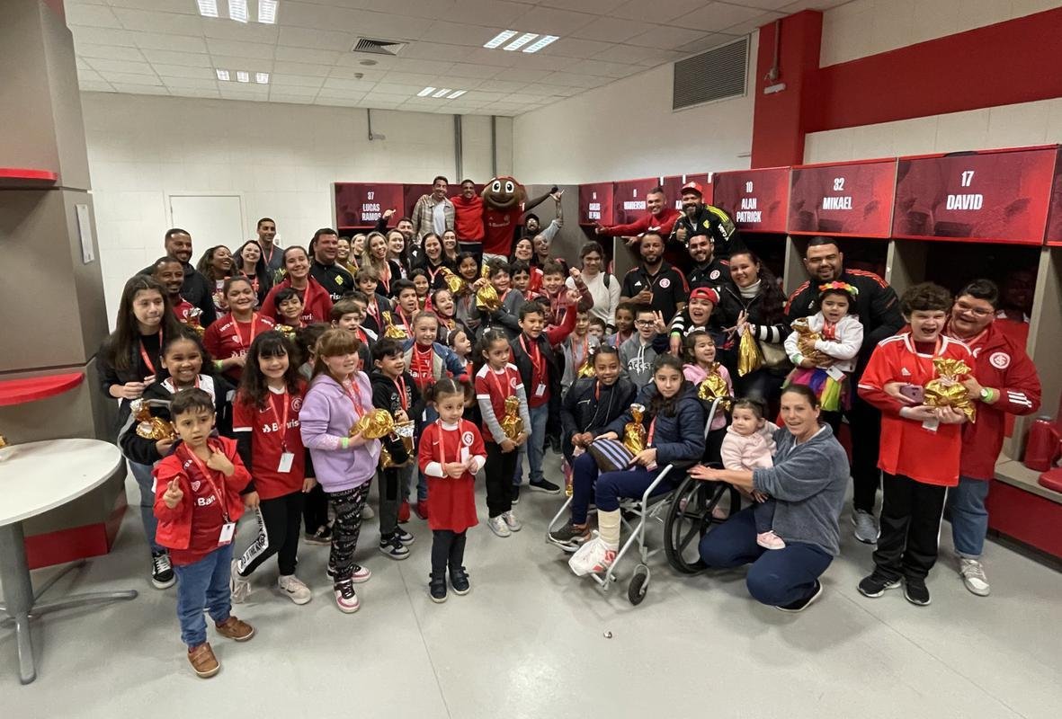 Internacional levou filhos de colaboradores ao Beira-Rio para conhecer os jogadores