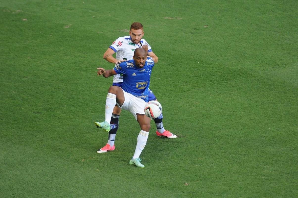 Cruzeiro goleou URT por 3 a 0 no Independncia com gols de Thiago, Machado e Edu em sua estreia no Mineiro. Ronaldo, dono da SAF, assistiu  partida no Horto. Duelo marcou estreia do tcnico uruguaio Paulo Pezzolano