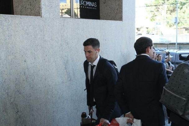 Repleta de estrelas, Seleo Uruguaia chegou a Belo Horizonte no comeo da tarde para a disputa da Copa Amrica. Cavani e Surez, as principais estrelas, mostraram muita simpatia. O meia De Arrascaeta, ex-Cruzeiro, atendeu a um f, mas passou pela imprensa sem dar entrevistas