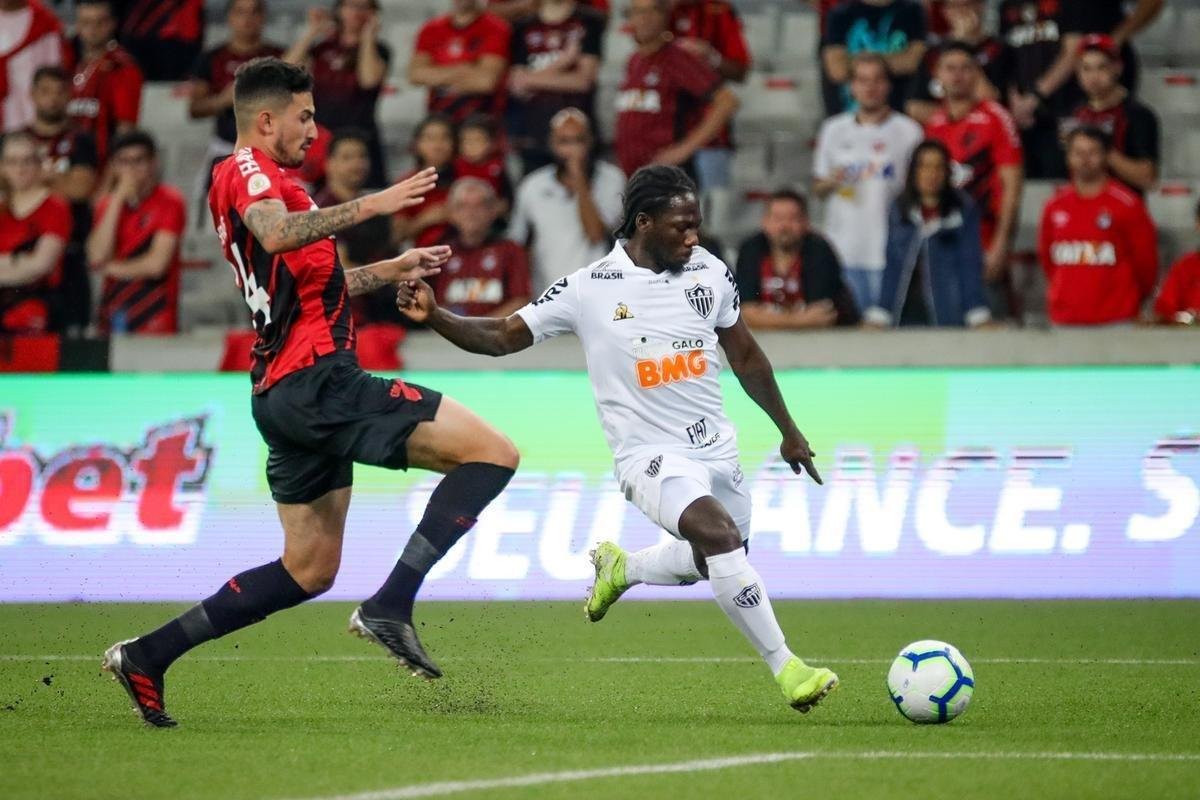 Galo perdeu muitas chances e acabou derrotado pelo xará paranaense