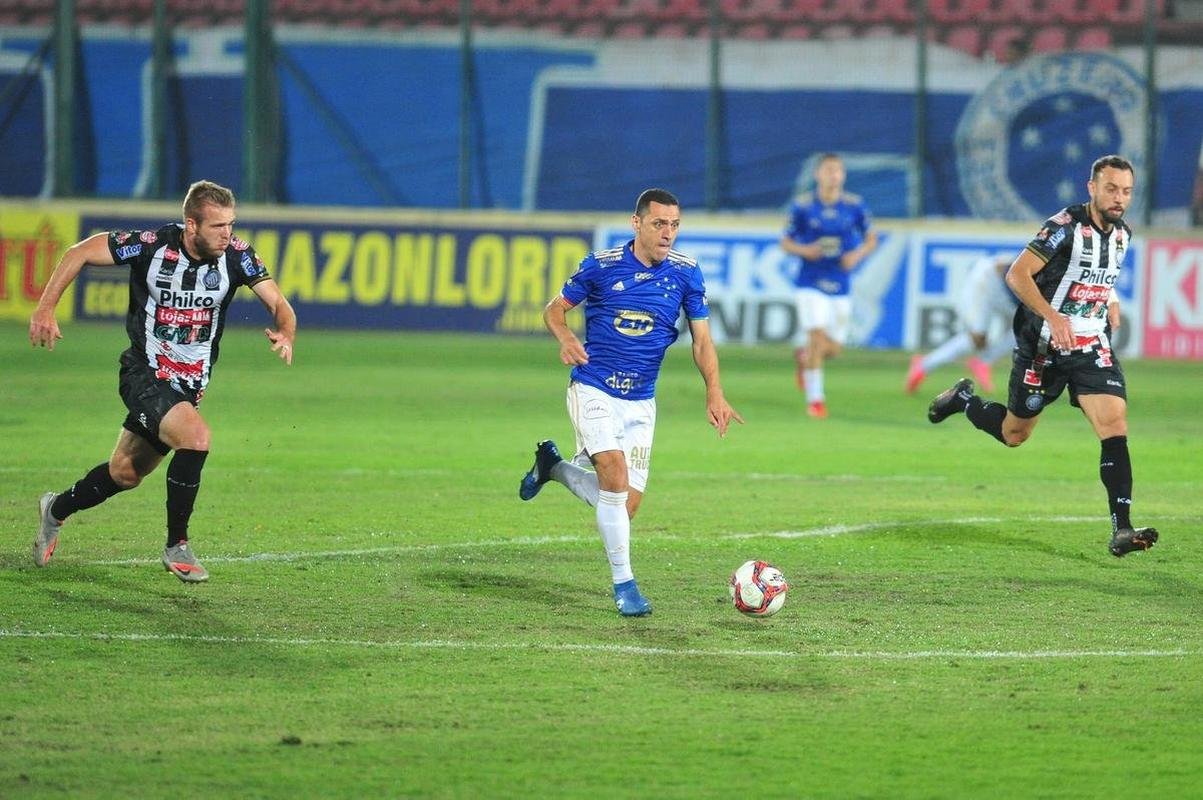 Imagens de Cruzeiro x Operrio, na Arena do Jacar, em Sete Lagoas, pela 24 rodada da Srie B