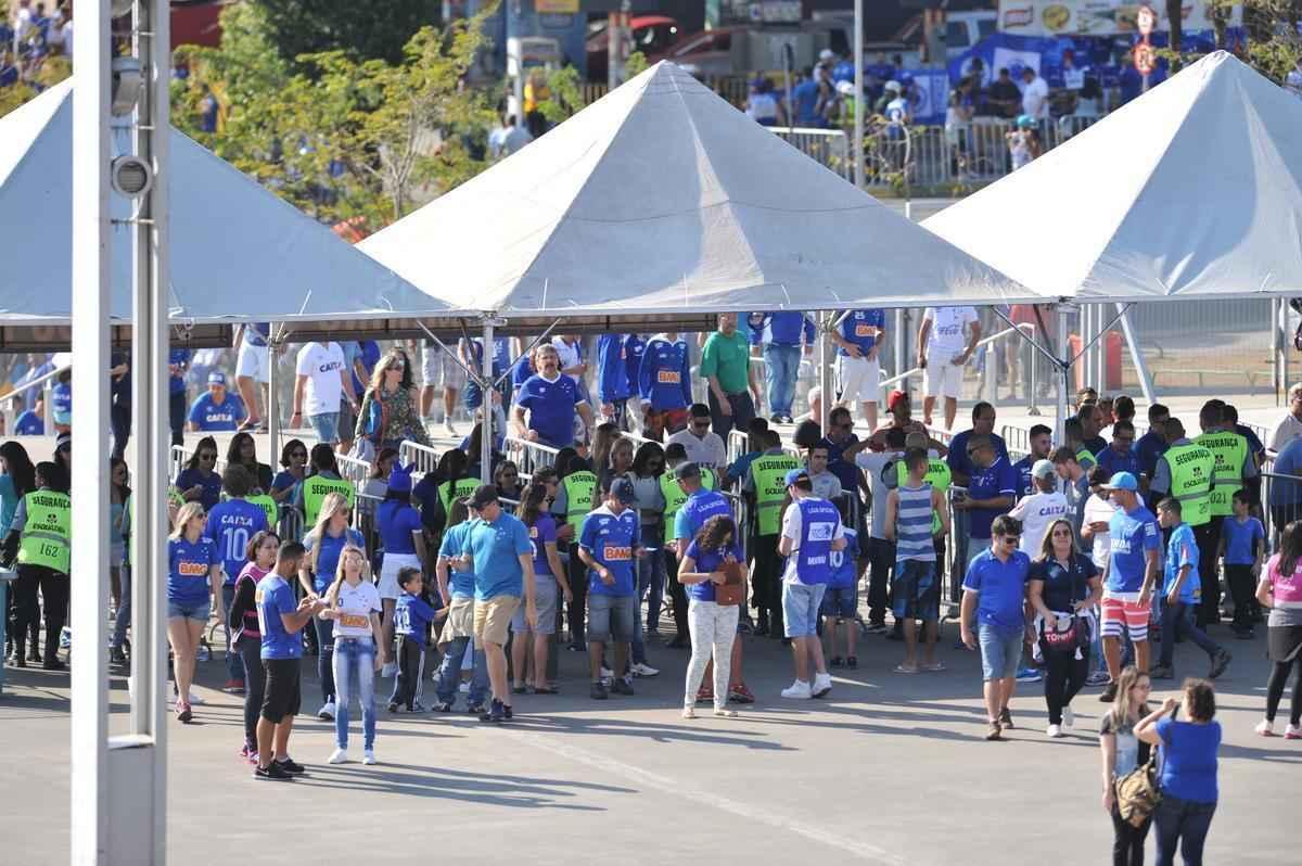 Torcedores de Cruzeiro e Botafogo, no Mineiro, em duelo pela 19 rodada do Brasileiro