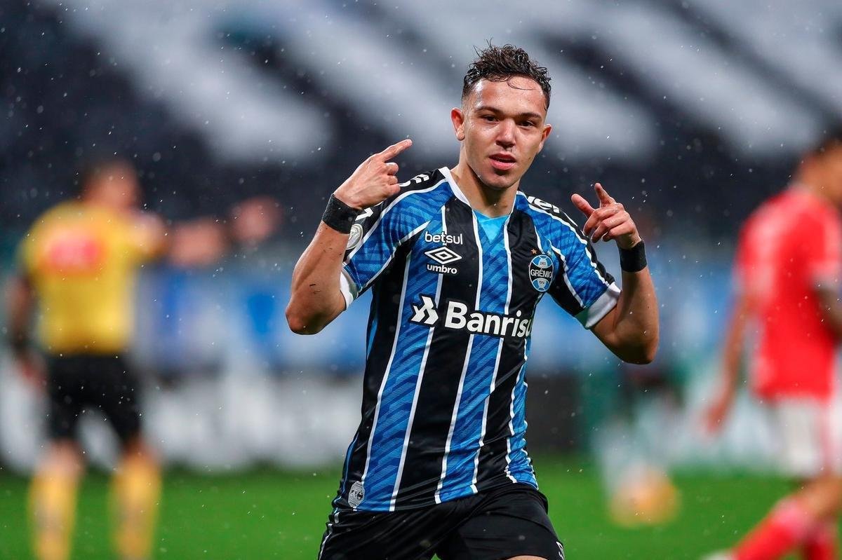 #12 Pepê, do Grêmio para o Porto-POR. O atacante brasileiro foi vendido por 15 milhões de euros.