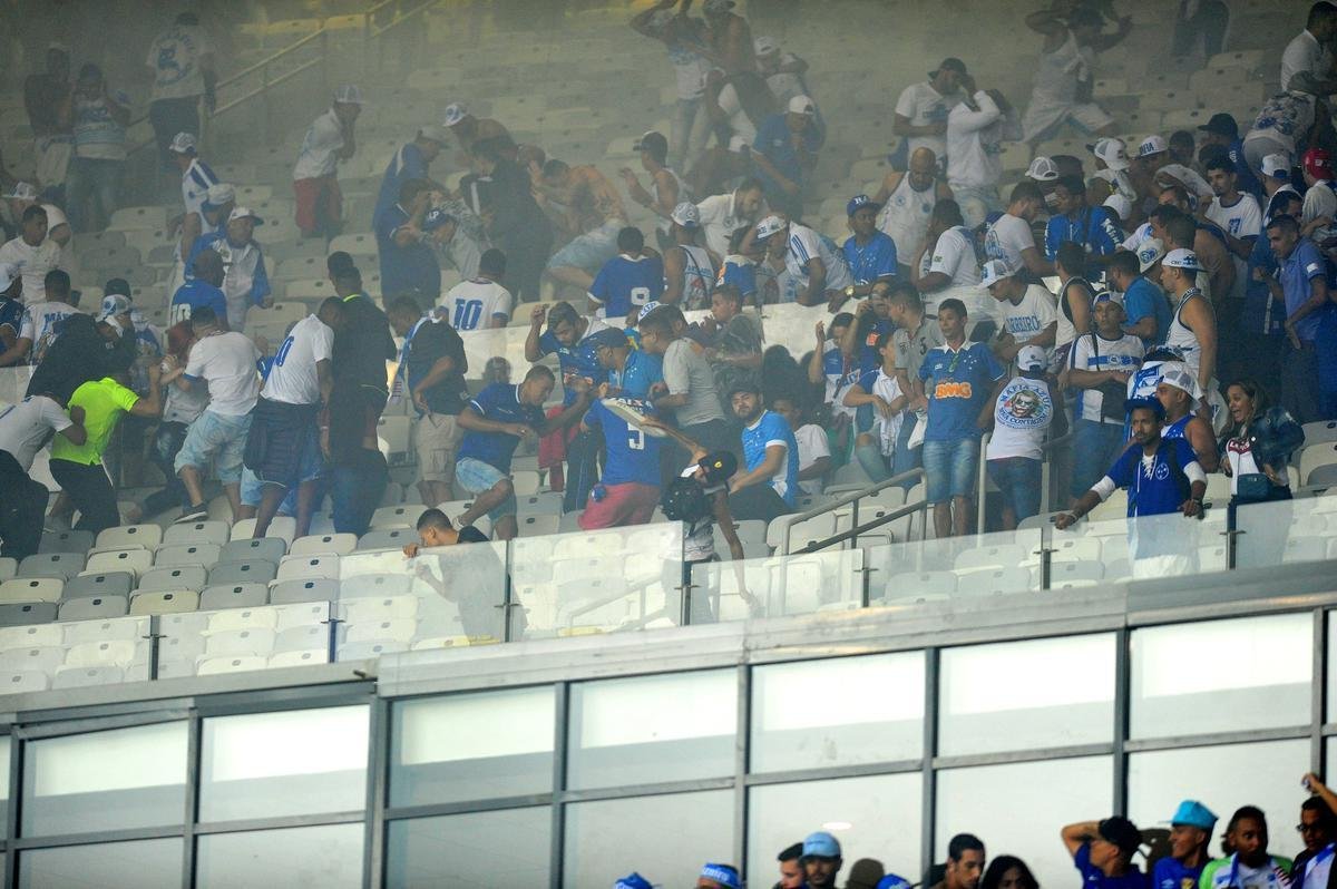 Sinalizadores, rojes, ira e xingamentos: a reao da torcida celeste com a derrota no Mineiro