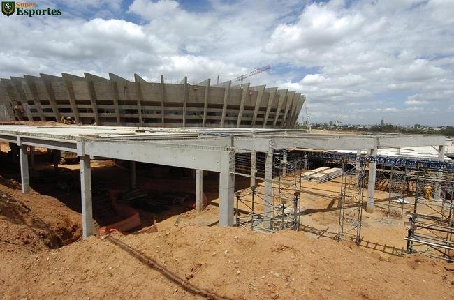06/03/2012 - No exterior do Mineiro, comea a construo do estacionamento e da esplanada