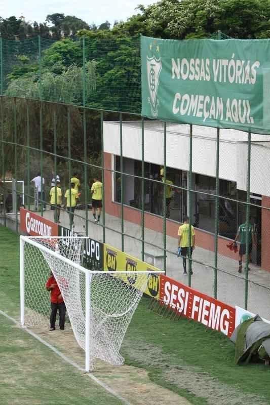 O elenco do Amrica se reapresentou para a temporada 2015 na tarde desta segunda-feira, no CT Lanna Drumond. Depois de reunio com integrantes do conselho de administrao, os jogadores foram para um campo secundrio, onde realizaram o primeiro trabalho com bola. O gramado principal passa por reformas.