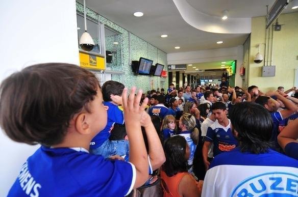 Torcida faz festa em aeroporto para receber o Tricampe�o Brasileiro