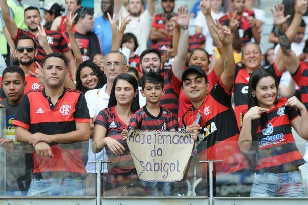 Torcidas de Cruzeiro e Flamengo fizeram a festa em duelo das equipes no Mineiro
