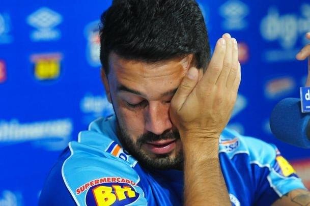 Lateral-direito Edilson se emocionou ao comentar situao vivida na Venezuela