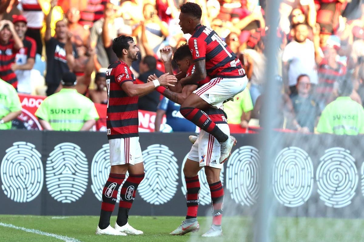 Paquet, de cabea, recolocou o Flamengo em vantagem aos 8 do segundo tempo: 2 a 1