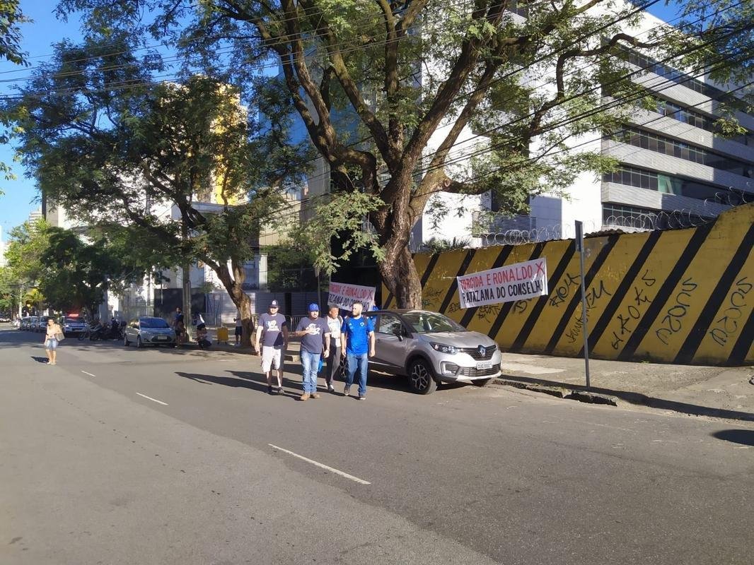 Torcida do Cruzeiro foi em peso ao Parque Esportivo do Barro Preto para fazer press�o pela aprova��o da venda da SAF a Ronaldo
