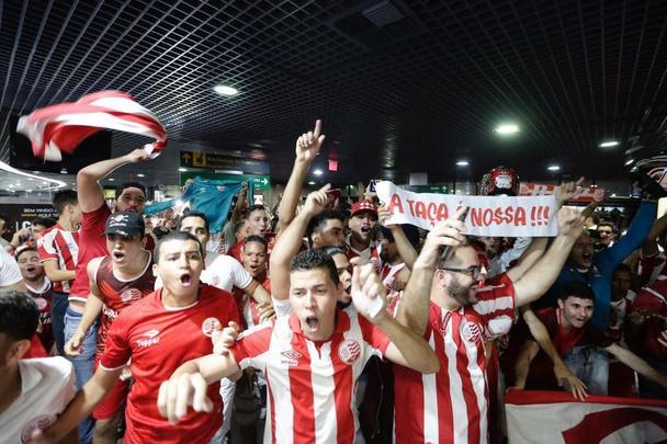 Jogadores, comissão técnica e diretoria do Náutico foram recebidos com festa no desembarque após a conquista do título da Série C do Campeonato Brasileiro, diante do Sampaio Corrêa. A delegação alvirrubra desembarcou em solo pernambucano pouco depois das 23h30 e seguiu em carro aberto para a sede do clube, no bairro dos Aflitos