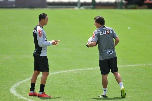 Manh desta sexta-feira foi agitada no Atltico com demisso de Oswaldo e coletiva do presidente