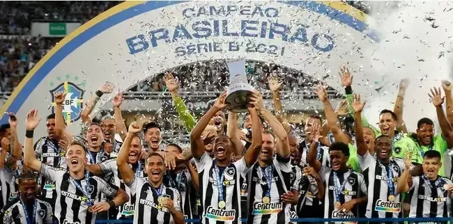 2021 - Donos das melhores defesas em 2021, com 31 gols sofridos, Botafogo e Goi�s subiram. O Alvinegro foi o campe�o, enquanto o Esmeraldino foi o vice