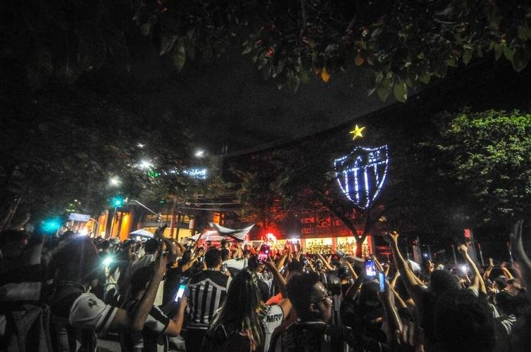 Festa da torcida pelo bicampeonato brasileiro do Atlético na sede do clube, no bairro de Lourdes, em BH