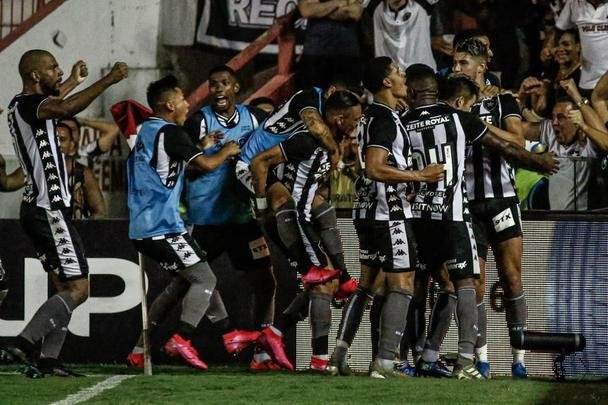 Já no segundo tempo, o jogo foi mais equilibrado. Com as mudanças feitas pelo técnico Paulo Autuori, o Botafogo empatou com gol de Bruno Nazário. Náutico teve chances de marcar o segundo gol com Jorge Henrique e Erick em chances claras, mas ambos perderam os lances.