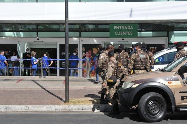 Manifestao de torcedores no Boulevard Corporate Tower, onde funciona a sede do Cruzeiro