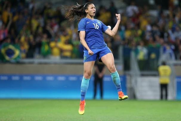 Imagens emocionantes das cobranas de pnaltis no Mineiro e da classificao do Brasil s semifinais do torneio feminino de futebol dos Jogos Olmpicos. Goleira Brbara pegou pnalti e deu vitria  Seleo por 7 a 6 sobre a Austrlia. Com 52 mil pagantes, estdio foi  loucura.