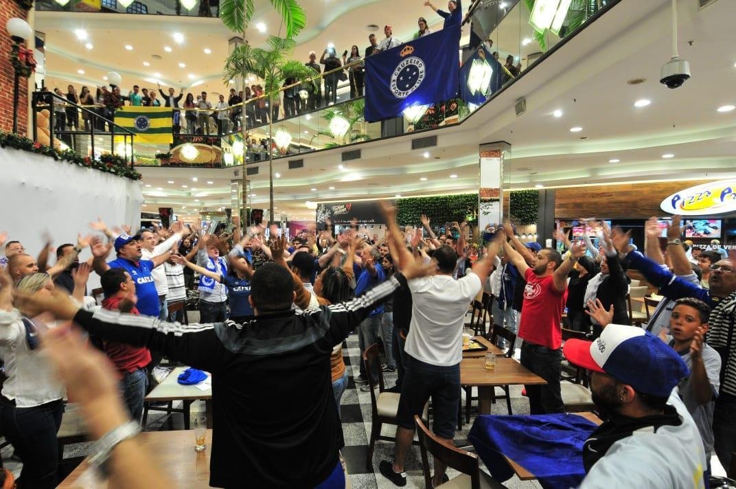 Flash mob da torcida do Cruzeiro no Diamond Mall, shopping do Atltico em Belo Horizonte