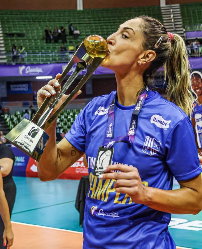 Minas venceu o Praia por 3 a 1 e faturou o tri seguido da Superliga