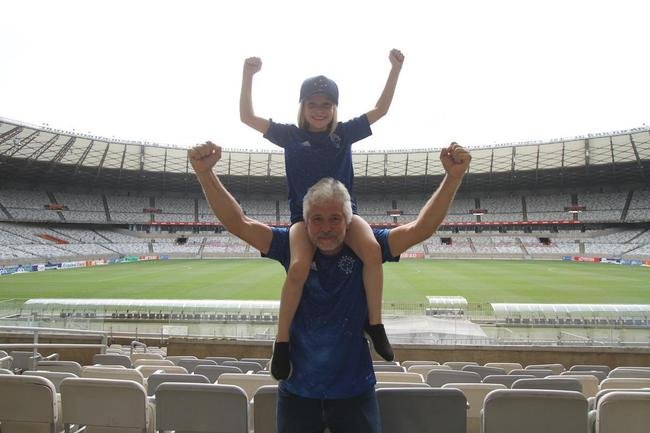 Alcia Reis, de 8 anos, e o av, Carlos Reis, de 56: paixo da garotinha pelo Cruzeiro vem literalmente desde o bero. A cada jogo, os dois se juntam para apoiar o time no Mineiro.