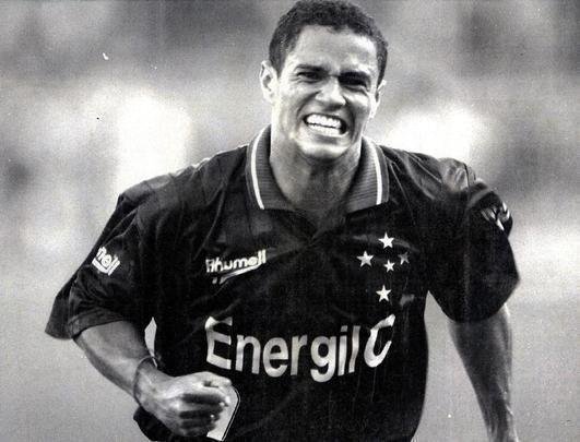 Marcelo Ramos comemora o gol do ttulo estadual de 1997