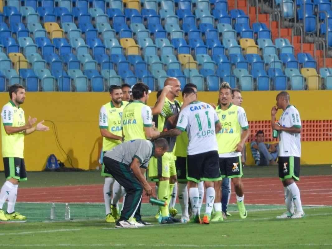 Imagens do duelo entre Gois e Amrica, com portes fechados no Estdio Olmpico