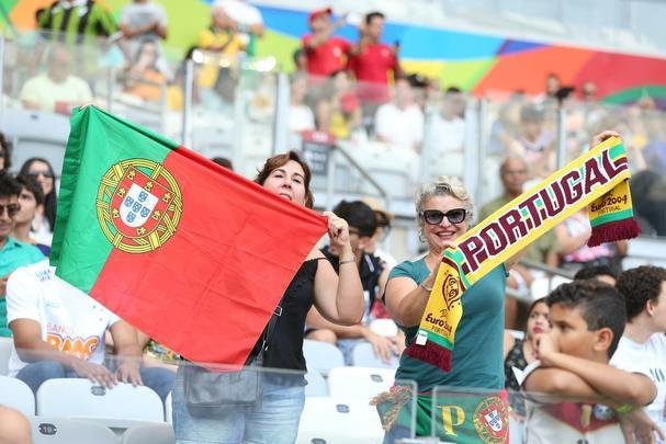 Mineiro ficou colorido nesta quarta-feira com camisas de clubes e selees em duelo da Olimpada