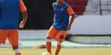 Jogadores do Santa Cruz treinaram no est�dio do Arruda, j� apresentando trabalhos com bola no gramado, sob a supervis�o do t�cnico Itamar Sch�lle. Todos os atletas e os membros da comiss�o t�cnica seguem submetidos �s medidas de afastamento social.